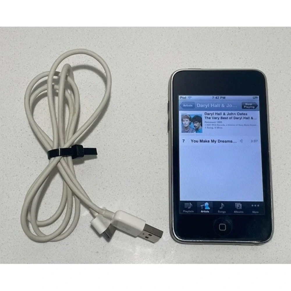 APPLE IPOD TOUCH 3RD GENERATION BLACK 32GB MODEL MC008LL USED